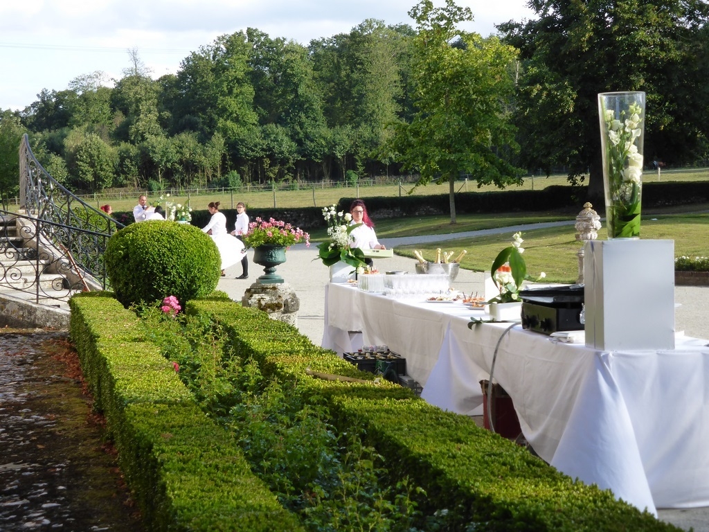 Le buffet du cocktail de mariage en préparation